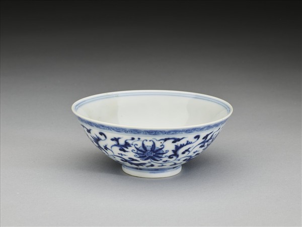 青花番蓮紋碗