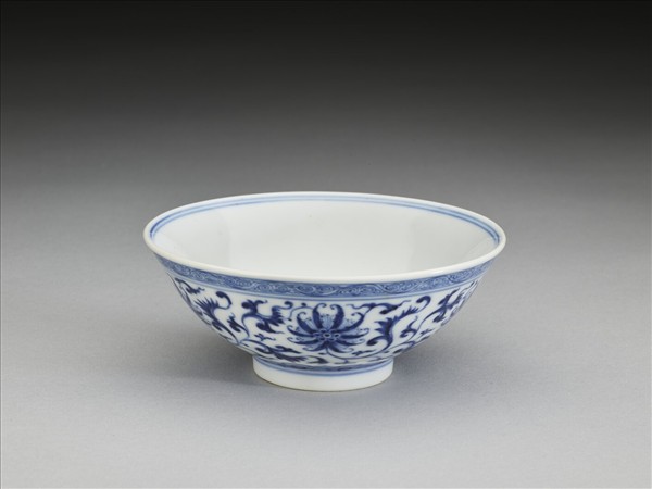 青花番蓮紋碗