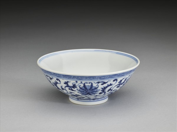 青花番蓮紋碗