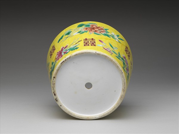 粉彩黃地喜字紋花盆