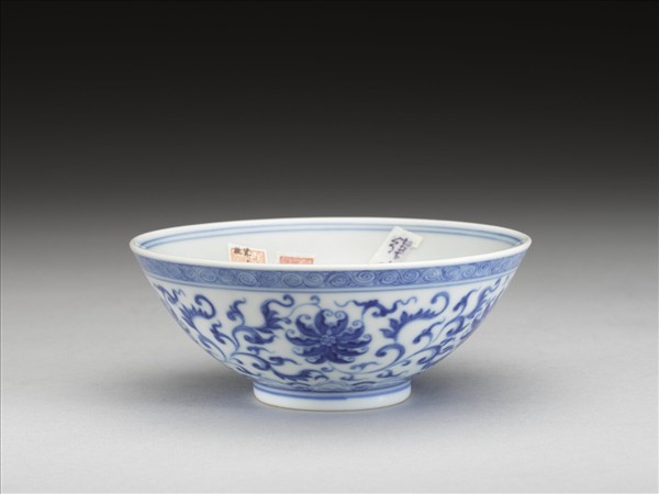 青花番蓮紋碗