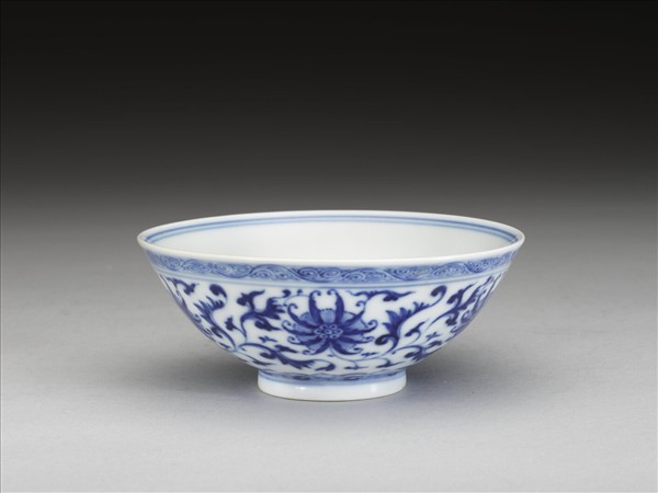 青花番蓮紋碗