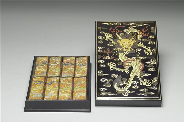 黑漆描金龍紋盒