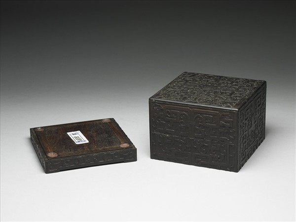 紫檀番蓮紋方形木硯盒