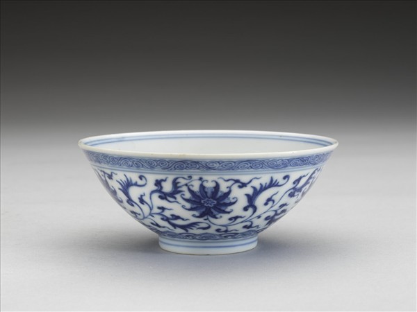 青花番蓮紋碗