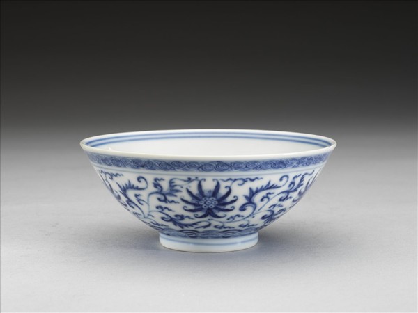 青花番蓮紋碗