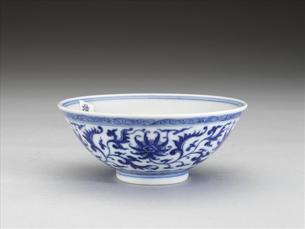 青花番蓮紋碗