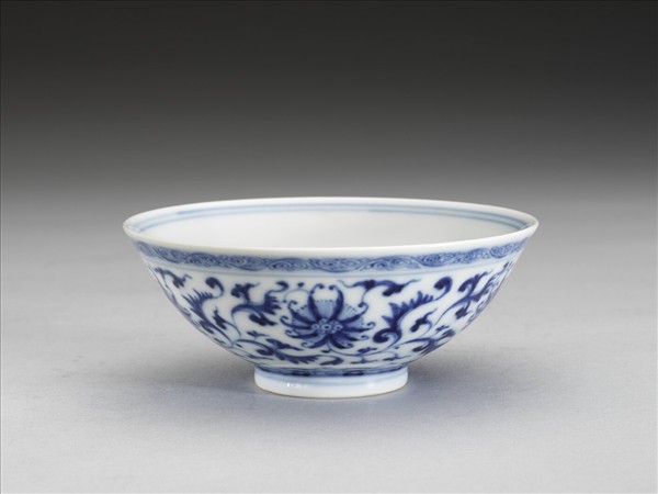 青花番蓮紋碗