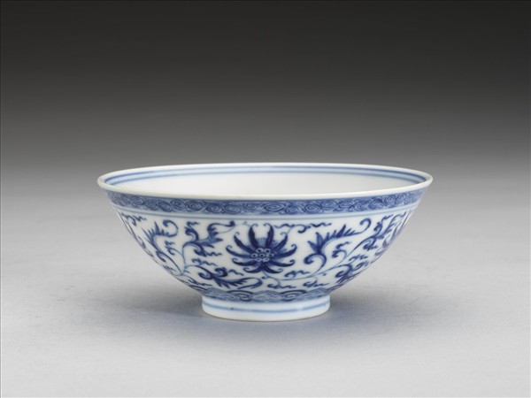 青花番蓮紋碗