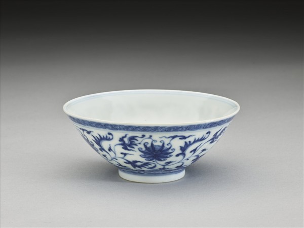 青花番蓮紋碗