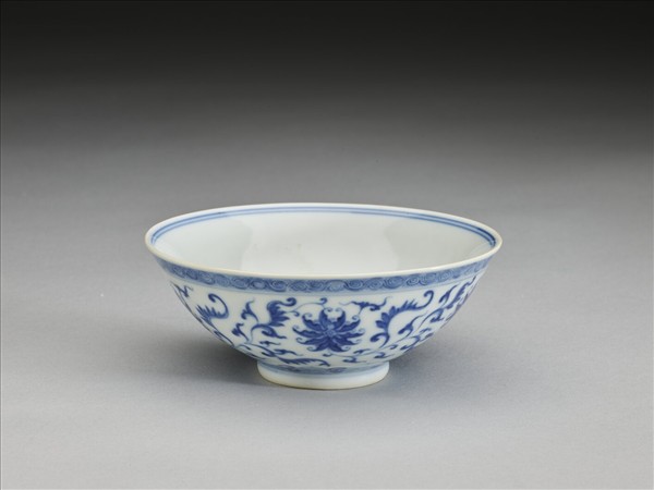青花番蓮紋碗