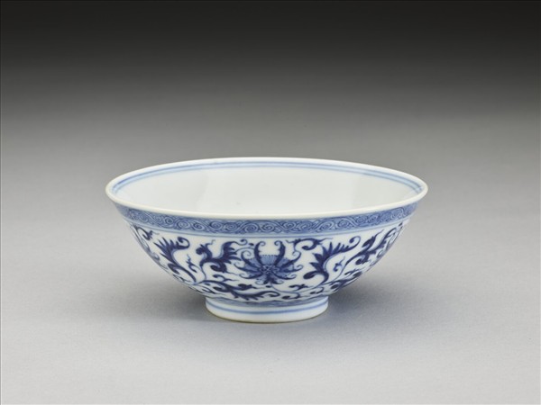 青花番蓮紋碗
