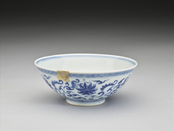 青花番蓮紋碗