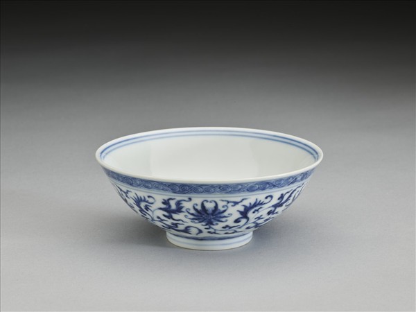 青花番蓮紋碗