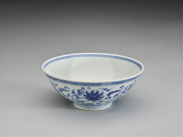 青花番蓮紋碗