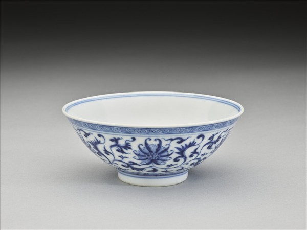 青花番蓮紋碗