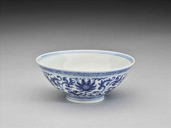 青花番蓮紋碗