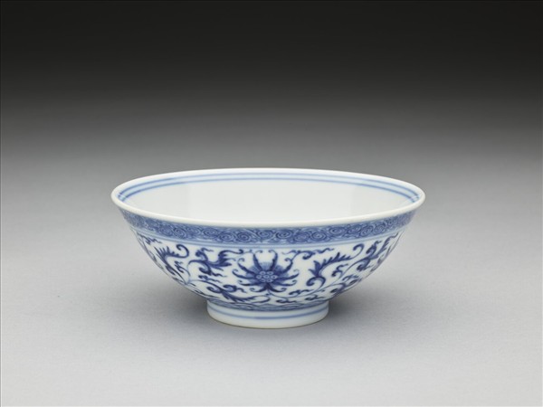 青花番蓮紋碗