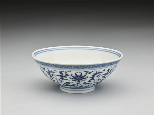 青花番蓮紋碗