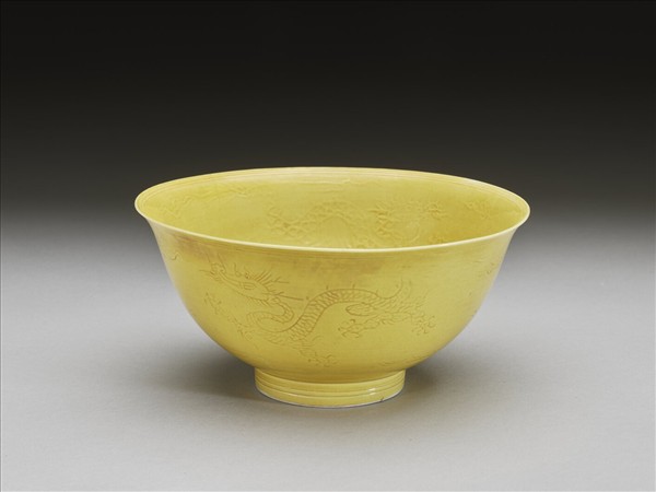 嬌黃釉雲龍紋碗