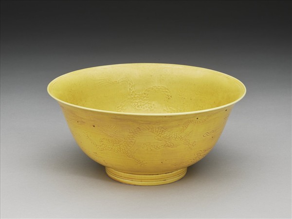 嬌黃釉雲龍紋碗