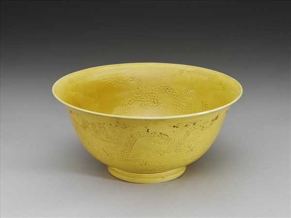 嬌黃釉雲龍紋碗