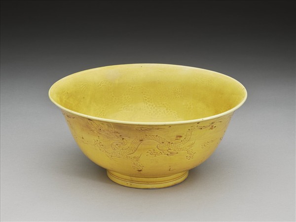嬌黃釉雲龍紋碗