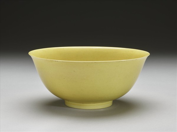 嬌黃釉雲龍紋碗