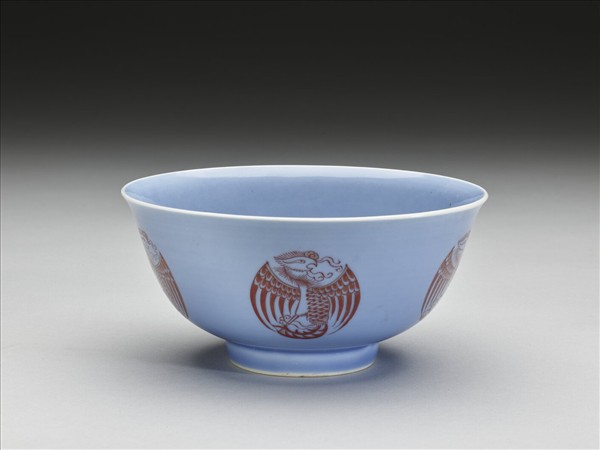 藍釉描紅團鳳紋碗