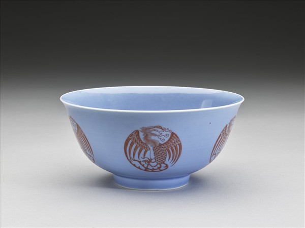 藍釉描紅團鳳紋碗