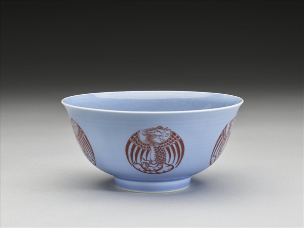 藍釉描紅團鳳紋碗