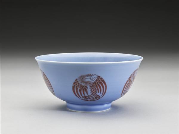 藍釉描紅團鳳紋碗