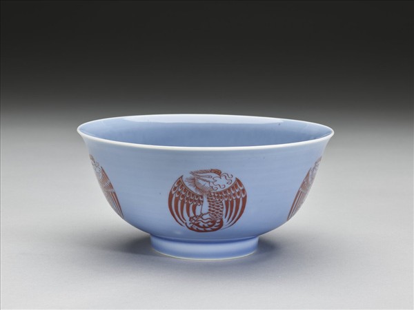 藍釉描紅團鳳紋碗