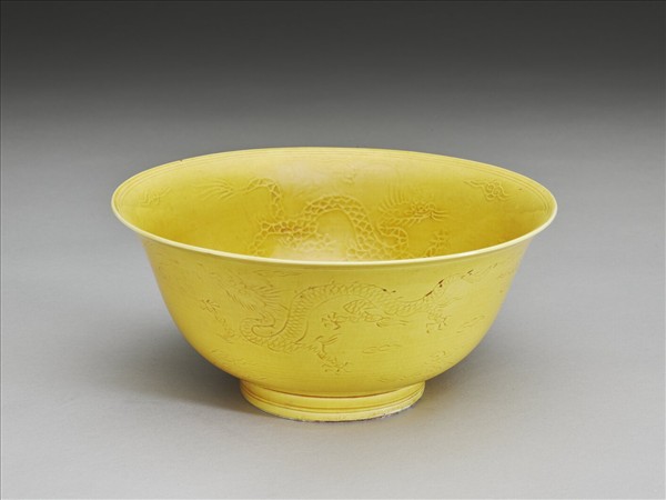 嬌黃釉雲龍紋碗