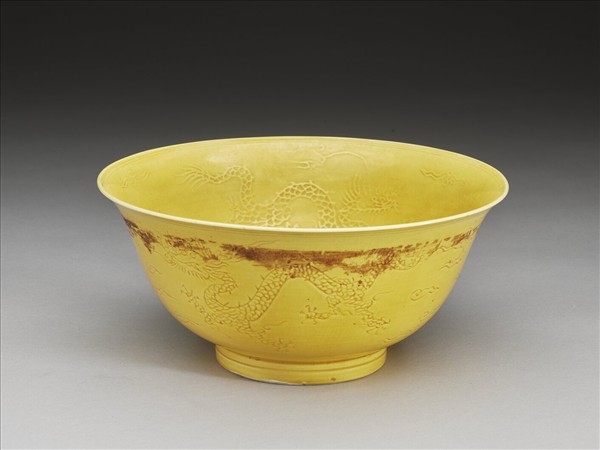 嬌黃釉雲龍紋碗