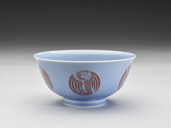 藍釉描紅團鳳紋碗