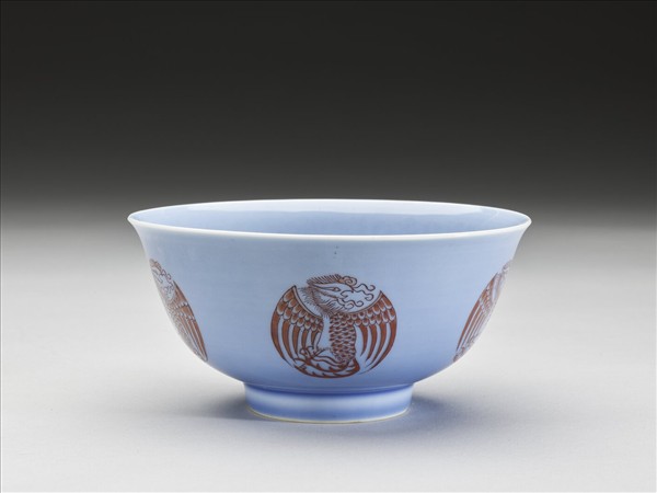 藍釉描紅團鳳紋碗