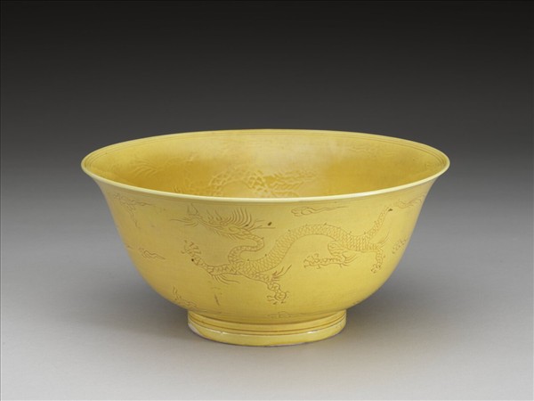 嬌黃釉雲龍紋碗