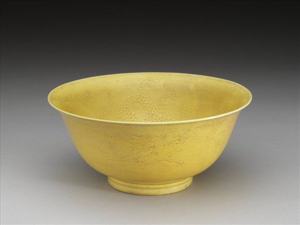 嬌黃釉雲龍紋碗