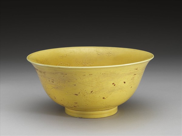 嬌黃釉雲龍紋碗