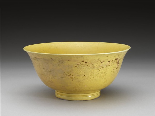 嬌黃釉雲龍紋碗