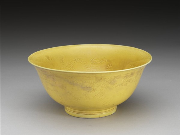 嬌黃釉雲龍紋碗