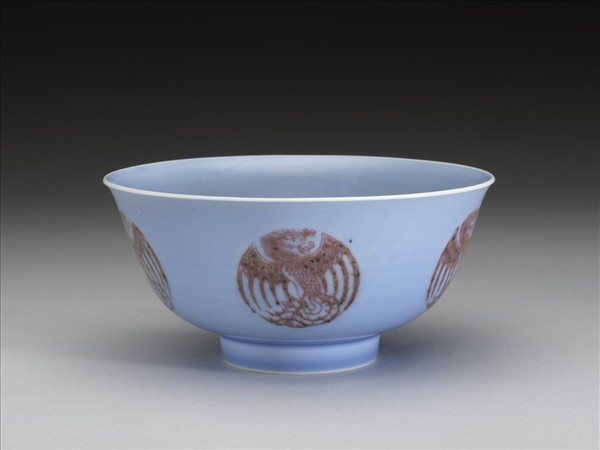 藍釉紅彩團鳳紋碗