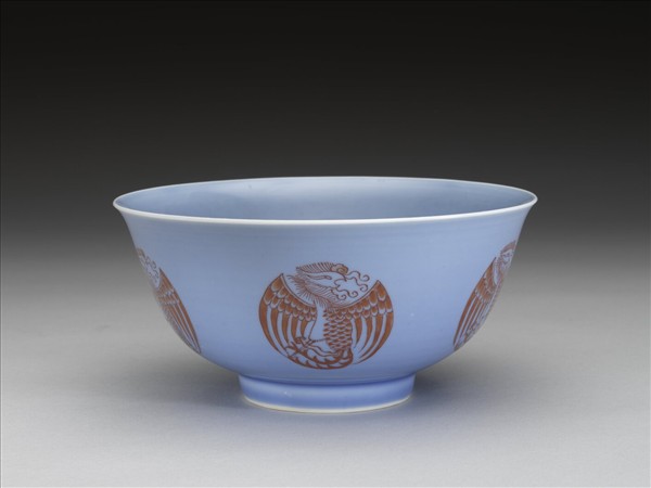 藍釉描紅團鳳紋碗