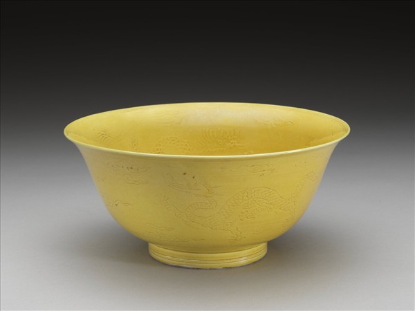 嬌黃釉雲龍紋碗