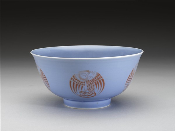 藍釉描紅團鳳紋碗