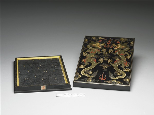 黑漆描金龍紋盒