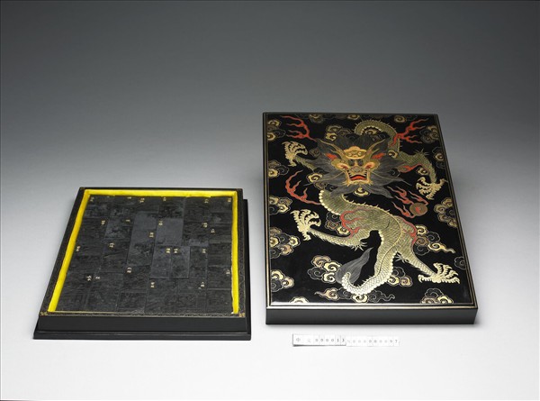 黑漆描金龍紋盒