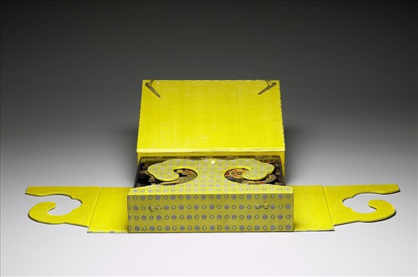 黃地萬壽紋錦函套