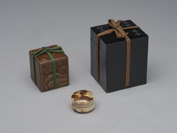 日本 桃山時代 美濃窯  志野卷草紋香盒